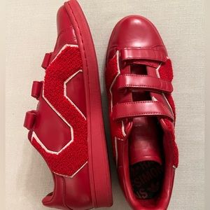 Stan Smith Comfort Badge Sneaker en Power Red
adidas by Raf Simons